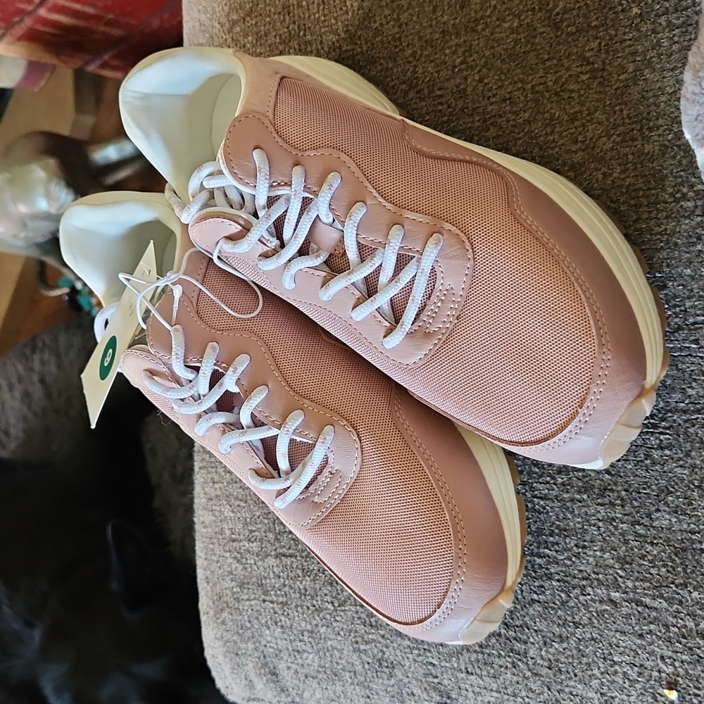🔴A new Day sneakers